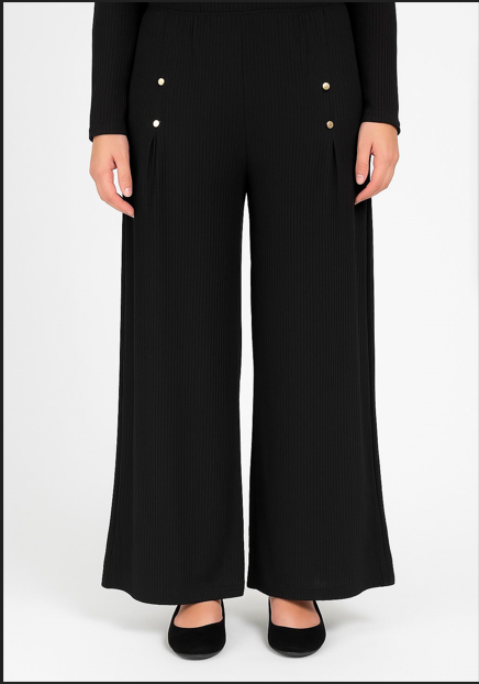 بلوزة قصيرة بأكمام طويلة وياقة دائرية وبنطلون مستقيم الساق