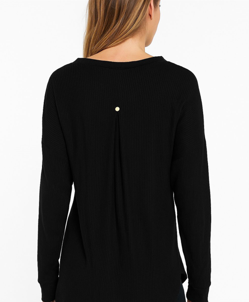 بلوزة قصيرة بأكمام طويلة وياقة دائرية وبنطلون مستقيم الساق