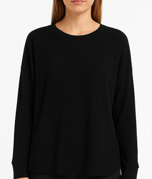 بلوزة قصيرة بأكمام طويلة وياقة دائرية وبنطلون مستقيم الساق